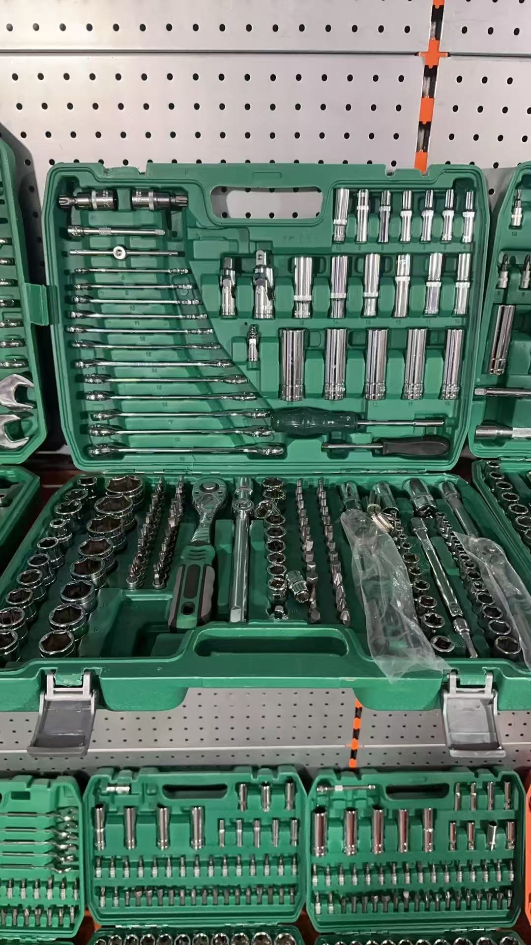 216-częściowy zestaw narzędzi  – Kit Power Tools recenzja i cena